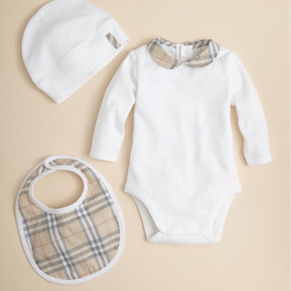 BURBERRY WHITE BABY BODYSUIT W/ BIB AND COLLAR.